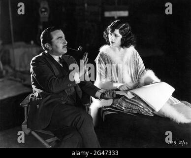 Le réalisateur GEORGE FITZMAURICE et POLA NEGRI sur scène Candid pendant le tournage de BELLA DONNA 1923 le réalisateur GEORGE FITZMAURICE roman Robert Hichens joue James B. l'écrivain Ouida Bergère musique Hugo Riesenfeld de Forest Phono film (le son sur film ne présenté qu'à New York) Et généralement publié comme Silent film Famous Players - Lasky Corporation / Paramount Pictures Banque D'Images