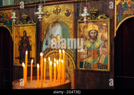 L'intérieur de l'église. Icônes, lustre, bougies dans une petite église Banque D'Images