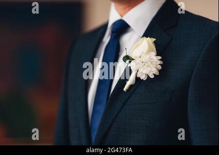 Boutonnière pour le marié de fleur de mariage Banque D'Images