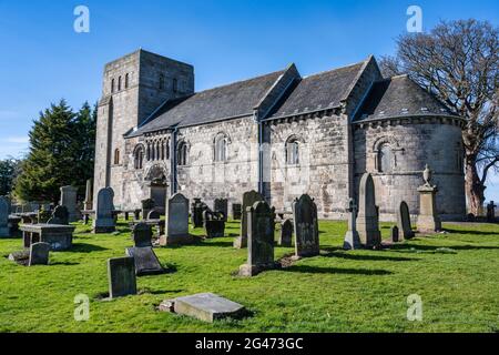 Église paroissiale de St Cuthbert dans le village de Dalmeny près de South Queensferry en Écosse, au Royaume-Uni Banque D'Images