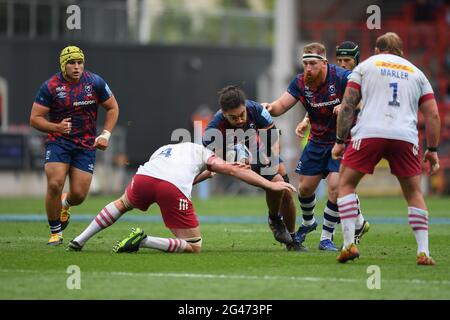 Chris Vui de Bristol Bears, sur l'attaque qui a été attaqué par Matt Symons de Harlequins Rugby Banque D'Images
