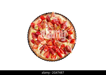 Vue de dessus de figues vegan avec une tarte à la crème anglaise aux fraises isolée sur fond blanc Banque D'Images