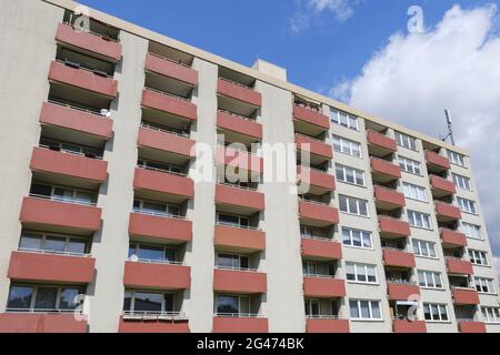 Façade d'une maison multi-famille, Hagen, région de la Ruhr, Rhénanie-du-Nord-Westphalie, Allemagne, Europe Banque D'Images