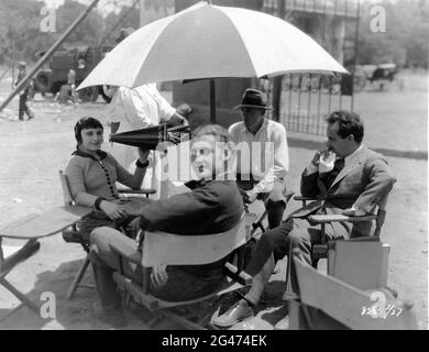 POLA NEGRI YOUCCA TROUBETZKOV Cinématographe BERT GLENNON et réalisateur PAUL BERN sur un plateau franc pendant le tournage de FLEUR DE NUIT 1925 réalisateur PAUL BERN Histoire Joseph Hergesheimer écrivain Willis Goldbeck cinématographie Bert Glennon célèbres joueurs - Lasky Corporation / Paramount Pictures Banque D'Images