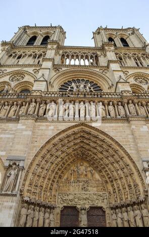 Sculptural et merveilleux détails architecturaux de la Cathédrale Notre Dame de Paris France. Avant l'incendie. Avril 05, 2019 Banque D'Images