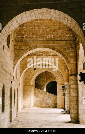 Fort Lovrienac à l'intérieur. Ancien couloir voûté en pierre dans la forteresse de Lovrienac à Dubrovnik Banque D'Images