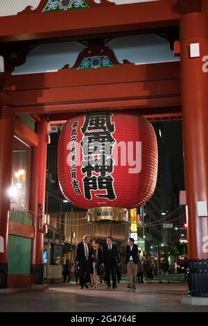 Personnes marchant sous une lanterne géante au Kaminarimon ('Thunder Gate') au temple Sensō-ji à Asakusa, Tokyo, Japon Banque D'Images