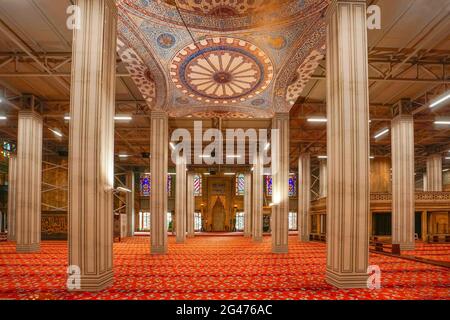 Istanbul,9,octobre ,2018: Vue intérieure avec piliers, tapis rouge et plafond avec dessins de la salle de prière dans la mosquée Sainte-Sophie, Istanbul, Turquie Banque D'Images