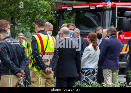 Le roi Philippe - Filip de Belgique, le premier ministre Alexander de Croo et le maire d'Anvers Bart de Wever photographiés pendant le site d'un bâtiment effondré à Banque D'Images