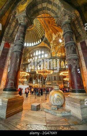 Istanbul ,9,octobre,2018: Intérieur du musée Sainte-Sophie montrant les détails du travail de marbre, inscriptions de la culture byzantine, Istanbul, Turquie Banque D'Images