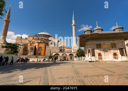 Istanbul,7, octobre, 2018: Vue latérale de bas grand angle du musée Sainte-Sophie avec des minarets près de la fontaine Rehmat contre le ciel bleu, Istanbul, Turquie Banque D'Images