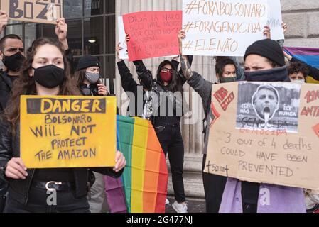 Dublin, Irlande. 19 juin 2021. Les manifestants tiennent des pancartes pendant la manifestation.les manifestants se sont rassemblés au Spire pour manifester contre le président brésilien Jair Bolsonaro. Les manifestants ont exigé une meilleure distribution des vaccins Covid-19 au Brésil, ainsi que des mesures contre la récente augmentation de la faim dans le pays et la destitution de Bolsonaro. Crédit : SOPA Images Limited/Alamy Live News Banque D'Images