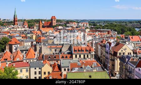 Vue aérienne des bâtiments historiques de la ville médiévale de Torun, Pologne. Août 2019 Banque D'Images