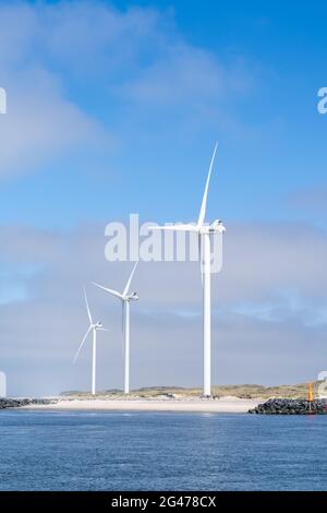 Éoliennes sur la côte ouest du Danemark sous un ciel bleu Banque D'Images