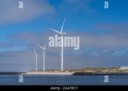 Éoliennes sur la côte ouest du Danemark sous un ciel bleu Banque D'Images