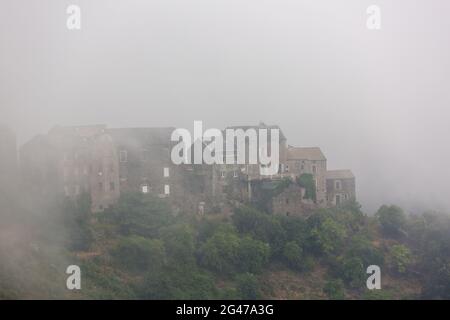 Village de montagne Corse noyé dans le brouillard. Région de Castagniccia, Corse, France Banque D'Images