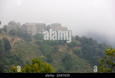 Village de montagne Corse noyé dans le brouillard. Région de Castagniccia, Corse, France Banque D'Images