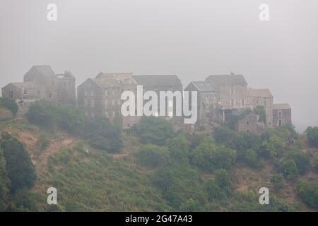 Village de montagne Corse noyé dans le brouillard. Région de Castagniccia, Corse, France Banque D'Images