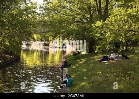 Loisirs au canal de la Basse-Landwehr avec viaduc, Tiergarten, Mitte, Berlin, Allemagne, Europe Banque D'Images