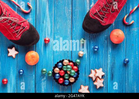 Saint Nicholas Day ou Nikolaus Tag en allemand. Vacances traditionnelles en Allemagne, en Europe. Bordure décorative - bonbons, bonbons, biscuits. Paire de Banque D'Images