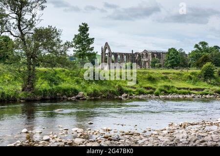 Éditorial : photo de l'abbaye de Bolton en ruines, près de Skipton dans les Yorkshire Dales. En regardant les ruines de l'autre côté de l'eau Banque D'Images