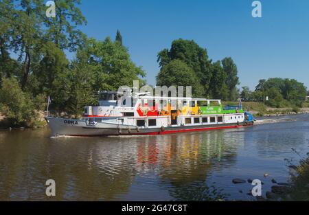 PRAGUE - 17 juin : le bateau de croisière Odra transporte des passagers du ZOO de Troja au centre de Prague le 17 juin 2021 sur la Vltava, République tchèque. S Banque D'Images
