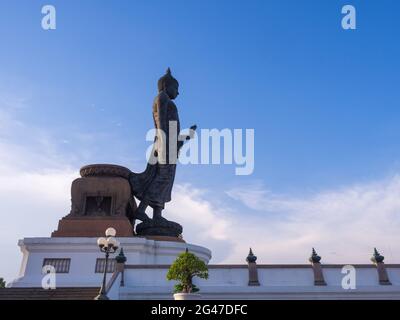 La statue de bronze de bouddha de la grande marche est la statue majeure à Phutthamonthon (province bouddhiste) à Nakornpathom, Thaïlande, en temps de crépuscule Banque D'Images