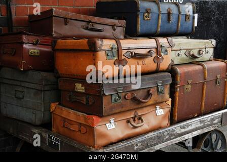 Valises en tramway sur la plate-forme de la gare de Llangollen, au nord du pays de Galles. Banque D'Images