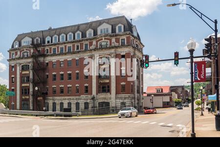 Grafton WV - 5 juin 2021 : l'hôtel Willard abandonné fait partie de la gare B and O de Grafton, en Virginie occidentale Banque D'Images