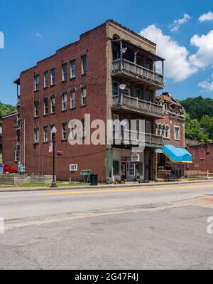 Grafton WV - 5 juin 2021 : anciens bâtiments inhabituels en face de la gare B and O de Grafton en Virginie occidentale Banque D'Images