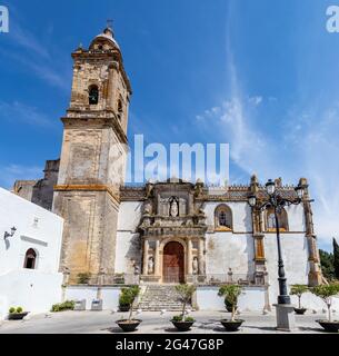 Façade de l'église de Santa Maria dans la ville de Medina-Sidonia dans la province de Cadix, Andalousie, Espagne Banque D'Images