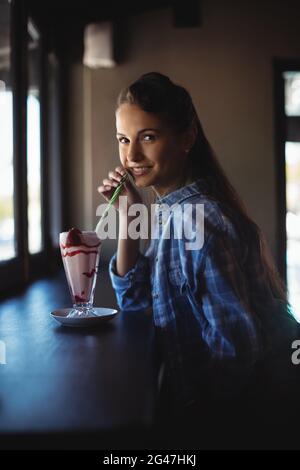 Portrait de la belle femme ayant milkshake Banque D'Images