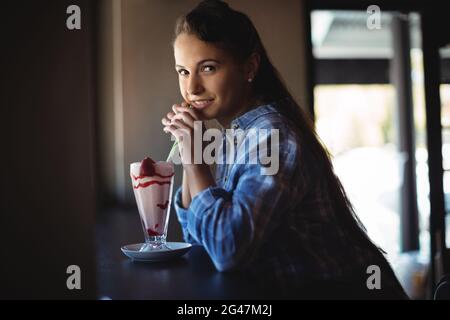 Portrait de la belle femme ayant milkshake Banque D'Images