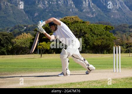 Toute la longueur de cricketer jouant sur terrain Banque D'Images