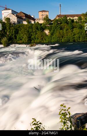 Incroyables magnifiques chutes du rhin qui sont les plus grandes d'Europe près de Schaffhausen en Suisse 28.5.2021 Banque D'Images