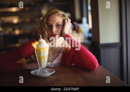 Portrait de la belle femme ayant milkshake Banque D'Images