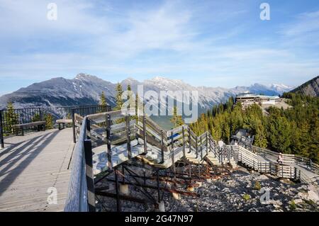 BANFF, CANADA - le 2 JUILLET 2014 : les visiteurs marchent sur la promenade en bois au sommet du mont Sulphur entre le sommet de la télécabine et le pic de Sanson pour un panorama Banque D'Images