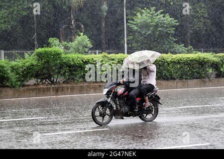 Dhaka, Bangladesh. 19 juin 2021. L'automobiliste fait son chemin pendant une pluie sur l'avenue Manik mia à Dhaka. La forte baisse de la mousson a causé une exploitation forestière extrême dans la plupart des régions de la ville de Dhaka, au Bangladesh. Les routes ont été submergées, ce qui a rendu les déplacements lents et dangereux. Crédit : SOPA Images Limited/Alamy Live News Banque D'Images