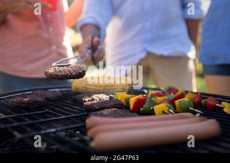 Faites griller des viandes, des légumes et des saucisses sur le gril du barbecue Banque D'Images