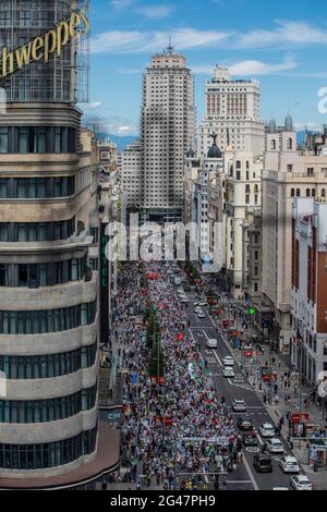 Madrid, Espagne. 19 juin 2021. Des manifestants avec drapeaux sahraouis défilent dans la rue pendant la manifestation. Des milliers de personnes ont défilé dans le centre-ville de Madrid pour donner une visibilité à la situation de la population sahraouie après 45 ans de conflit, il a commencé à partir de différentes parties du pays et s'est terminé à Madrid. Il a été appelé le crédit "la liberté": SOPA Images Limited/Alamy Live News Banque D'Images