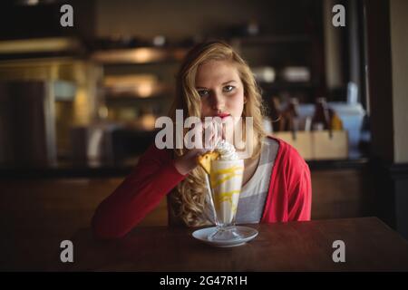 Portrait de la belle femme ayant milkshake Banque D'Images