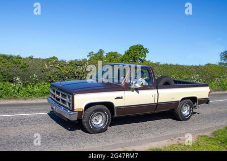 1984 années 80 80s brun crème Chevrolet Chevrolet Chevrolet American GMC USA camion de travail en route vers Capesthorne Hall Classic May car show, Cheshire, Royaume-Uni Banque D'Images