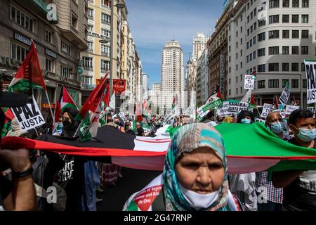 Madrid, Espagne. 19 juin 2021. Les manifestants tiennent des drapeaux et des pancartes sahraouis pendant la manifestation. Des milliers de personnes ont défilé dans le centre-ville de Madrid pour donner une visibilité à la situation de la population sahraouie après 45 ans de conflit, il a commencé à partir de différentes parties du pays et s'est terminé à Madrid. Il a été appelé le 'arche pour la liberté' (photo par Guillermo Gutierrez Carrascal/SOPA Images/Sipa USA) crédit: SIPA USA/Alamy Live News Banque D'Images