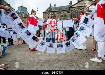 Amsterdam, pays-Bas. 19 juin 2021. La communauté bélarussienne des pays-Bas a organisé une manifestation pour montrer son soutien à tous les prisonniers politiques et aux victimes du régime. La manifestation a eu lieu sur la place du Dam et ensuite ils ont marché dans le centre d'Amsterdam. Avec cette protestation, ils exigent de mettre fin à la violence contre les prisonniers politiques en Biélorussie, contre la répression et pour des élections démocratiques équitables. Crédit : SOPA Images Limited/Alamy Live News Banque D'Images
