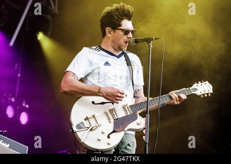 Donington Park, Leicestershire, Royaume-Uni. 19 juin 2021. Twin Atlantic se déroule en direct sur scène au Download Pilot Festival, Royaume-Uni. L'événement pilote est un festival de camping d'une capacité de 10,000 et fait partie de la deuxième phase du Programme de recherche sur les événements du gouvernement. Le premier festival de fin de semaine complet avec campeurs au Royaume-Uni depuis le confinement en mars 2020. Tout le monde sur site aura effectué un test de débit latéral avant l'entrée, aura reçu un résultat négatif et aura également effectué un test PCR. Tout le monde est autorisé à chanter, danser, et même se câlin sans masque ni distanciation sociale. Télécharger Pilot Festival, Royaume-Uni. L'événement pilote est Banque D'Images