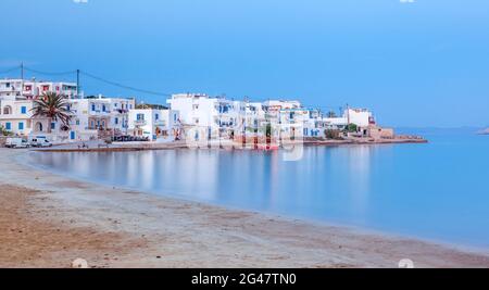 Heure bleue sur l'île de Koufonisi, dans le village de Chora, la seule ville de l'île. Koufonisi est une belle île à côté de Naxos, dans les Cyclades, en Grèce Banque D'Images