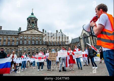 Amsterdam, pays-Bas. 19 juin 2021. La communauté bélarussienne des pays-Bas a organisé une manifestation pour montrer son soutien à tous les prisonniers politiques et aux victimes du régime. La manifestation a eu lieu sur la place du Dam et ensuite ils ont marché dans le centre d'Amsterdam. Avec cette protestation, ils exigent de mettre fin à la violence contre les prisonniers politiques en Biélorussie, contre la répression et pour des élections démocratiques équitables. (Photo par /Sipa USA) crédit: SIPA USA/Alay Live News Banque D'Images