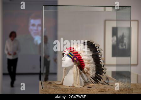 Rostock, Allemagne. 19 juin 2021. Vue sur l'exposition « OST/WESTERN - Kino, Kult und Klassenfeind » au Kunsthalle Rostock. L'exposition traite de l'influence des films dits "indiens" du DEFA et des films Karl May du FRG dans les années 1960 au début des années 1980. Credit: Frank Hormann/dpa-Zentralbild/dpa/Alay Live News Banque D'Images