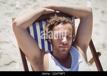 Portrait de jeune femme relaxaing on lounge chair at beach Banque D'Images