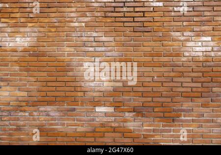 Détail de la vieille façade de brique de boue dans une ville Banque D'Images